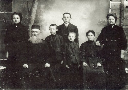 Zelik's Maternal Grandparents with some of their children.JPG