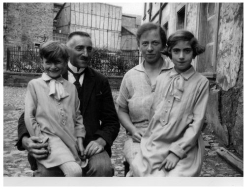 1.Hilde Gottlieb with parents and younger sister.jpg